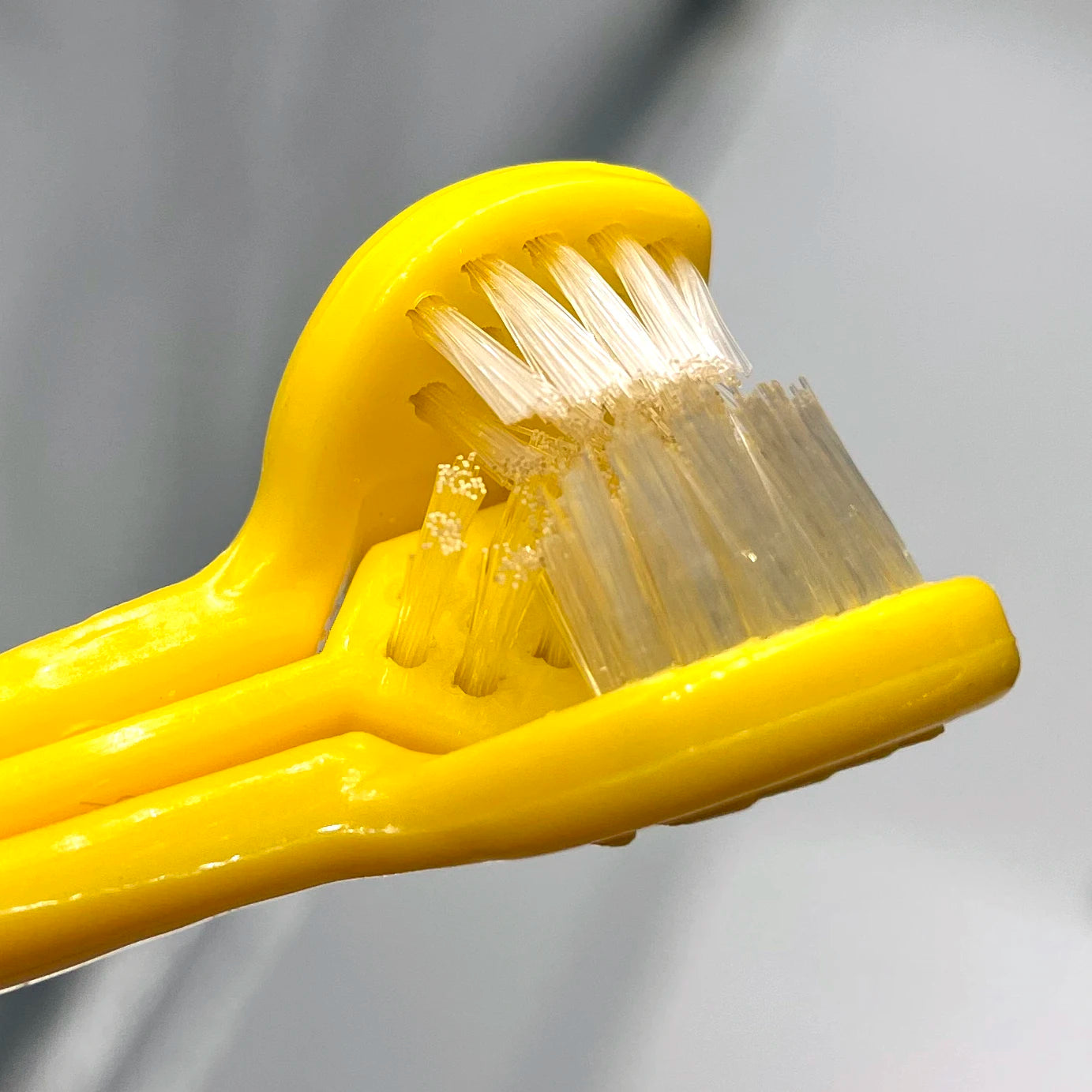 escova dental tripla